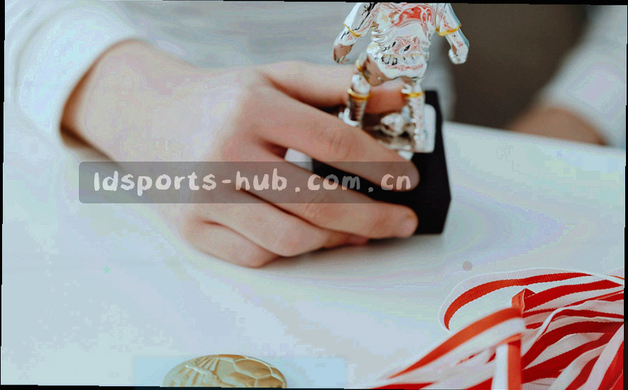 俯拍桌面上摊开的信件与资料卡，边缘对齐，无个人可辨识信息